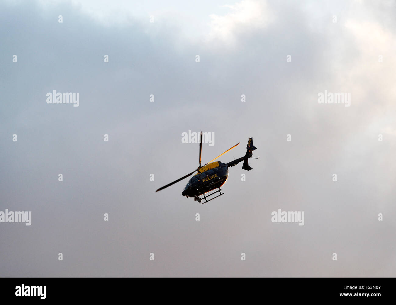 Metropolitan Police Helikopter fliegt über London nach Menge Bewegung während einer großen Sportveranstaltung in der Hauptstadt zu beobachten. Stockfoto