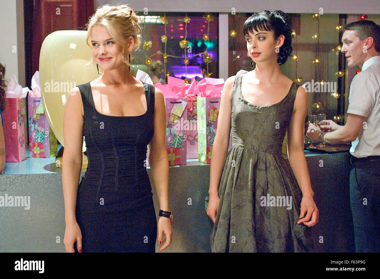 Sie ist OUT OF MY LEAGUE 2010 DreamWorks SKG Film mit Alice Eve auf der linken Seite und Krysten Ritter Stockfoto