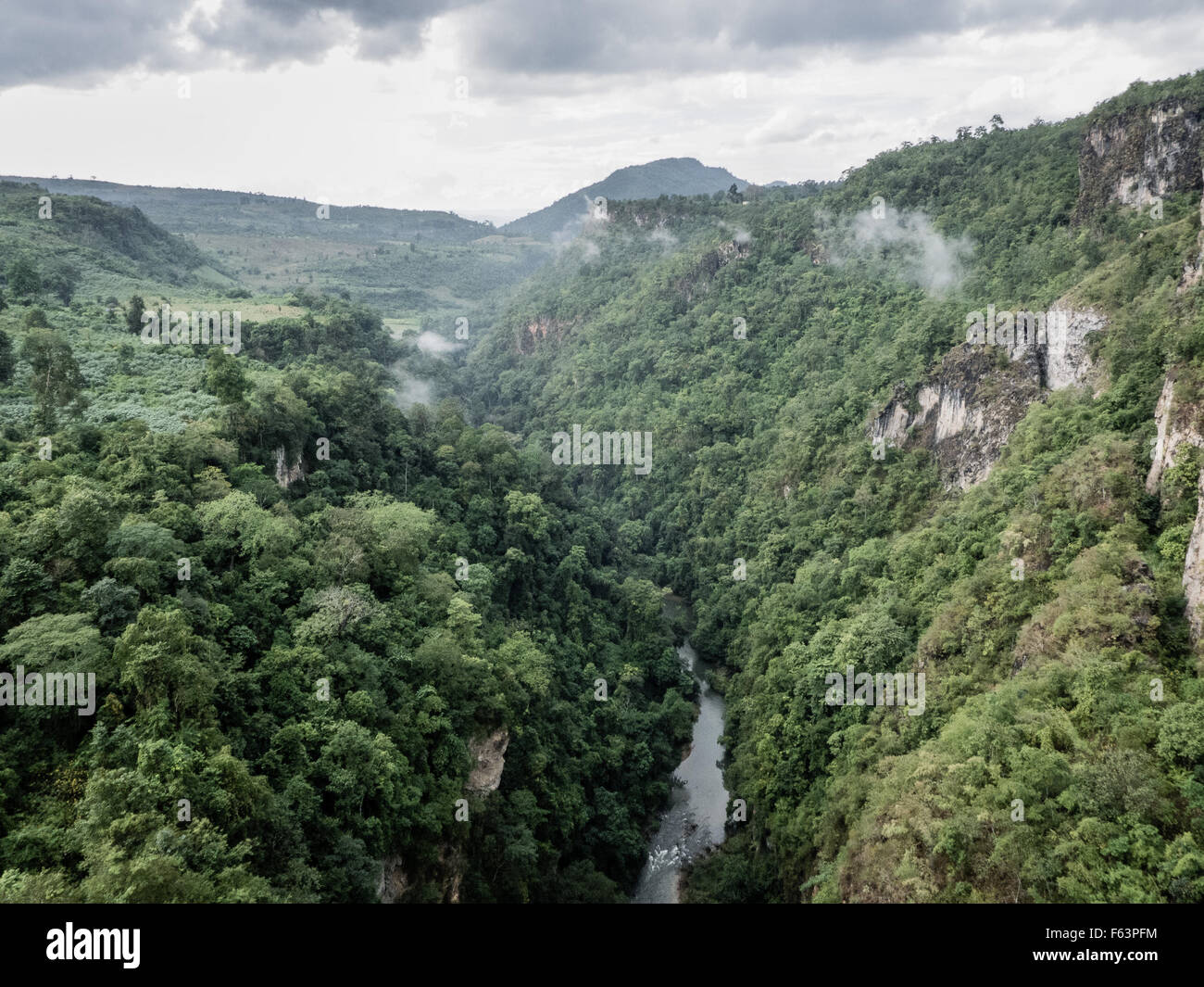Im Norden von Myanmar sind viele Berge mit Regenwald bedeckt. Stockfoto