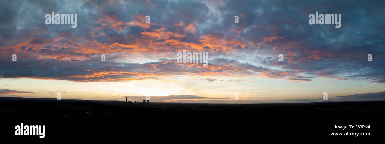 Sonnenuntergang fangen unterhalb der Wolken Stockfoto
