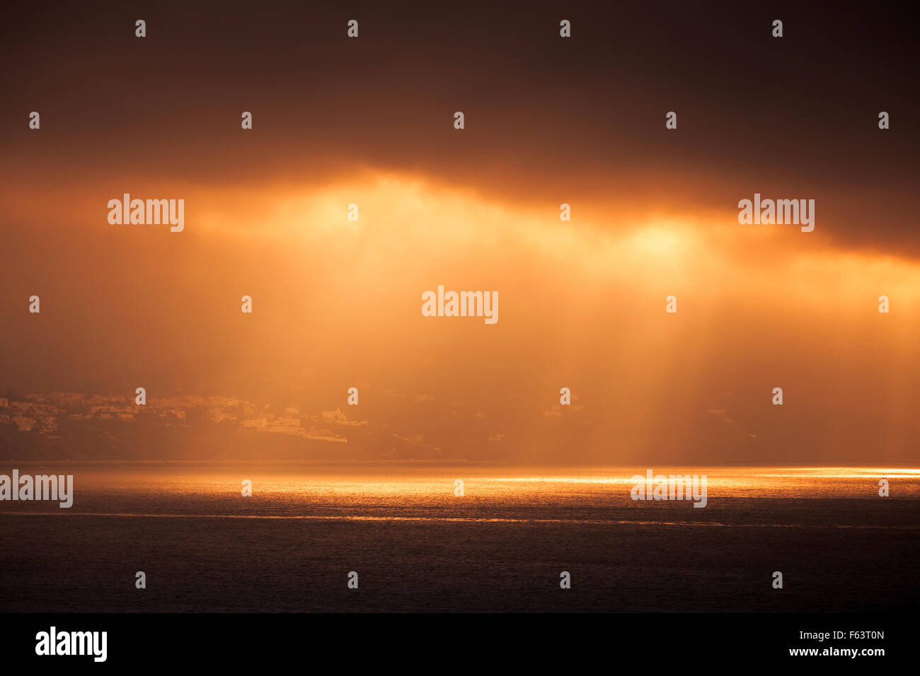 Atlantischen Ozean Landschaft Abend Sonne durchläuft dunkel bewölkter Himmel. Warmen Tonwertkorrektur-Foto-Filter-Effekt Stockfoto