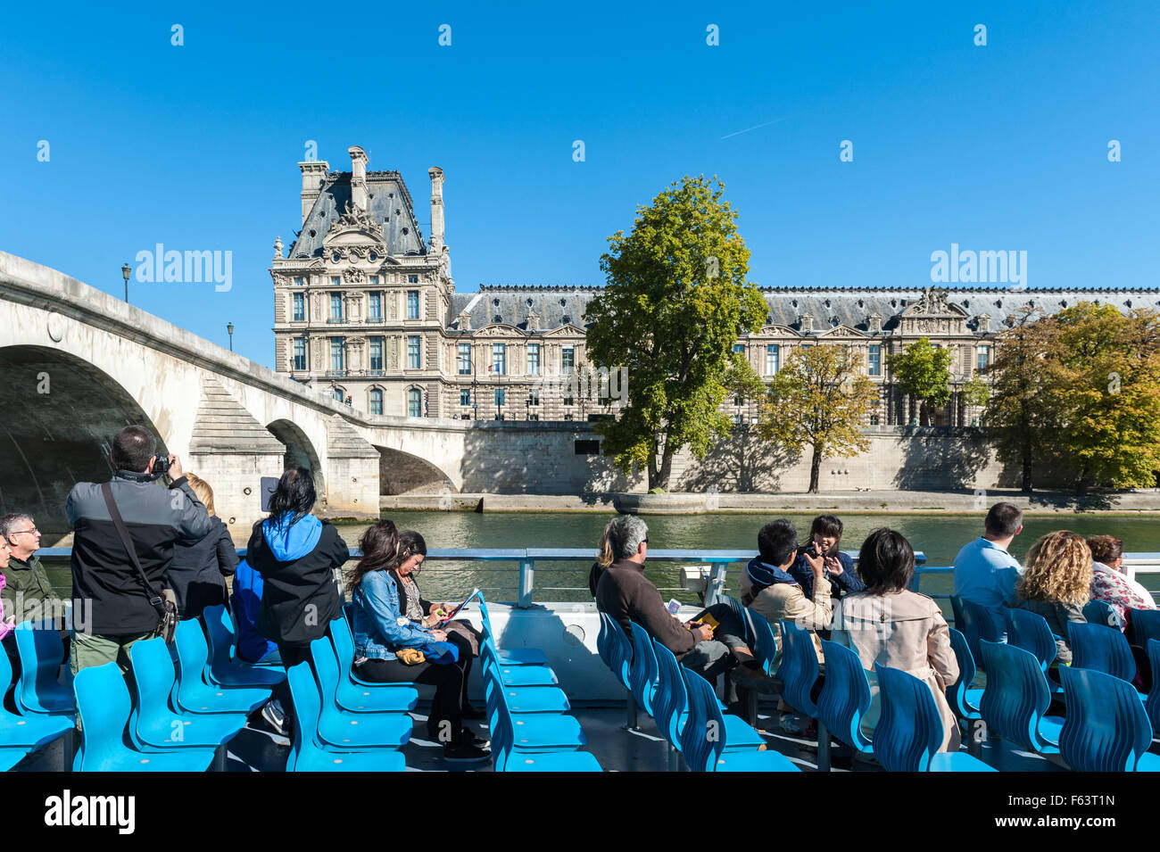 Frankreich, Paris, Le Louvre gesehen von einem Bateau-mouche Stockfoto