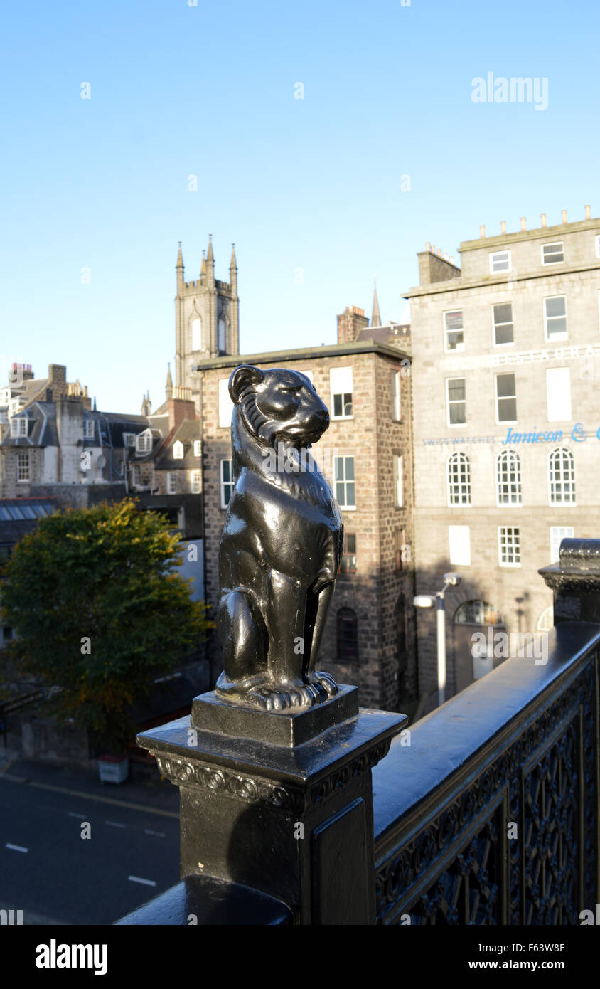 Eine "Kellys Katzen", eine plastische Darstellung der Aberdeen Stadt Wappen Leopard auf Union Bridge Stockfoto