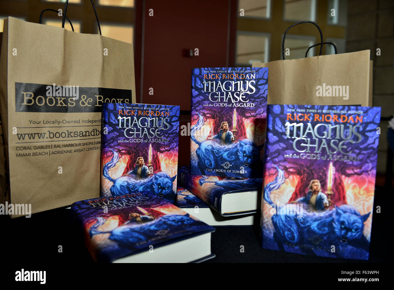 Rick Riordan spricht am Miami Dade College über sein neues Buch "Magnus Chase und die Götter von Asgard, Buch 1: The Sword of Summer" vor vollem Haus präsentiert von Bücher & Bücher in Zusammenarbeit mit dem Zentrum für Literatur & schreiben mit: Ansicht wo: Mi Stockfoto