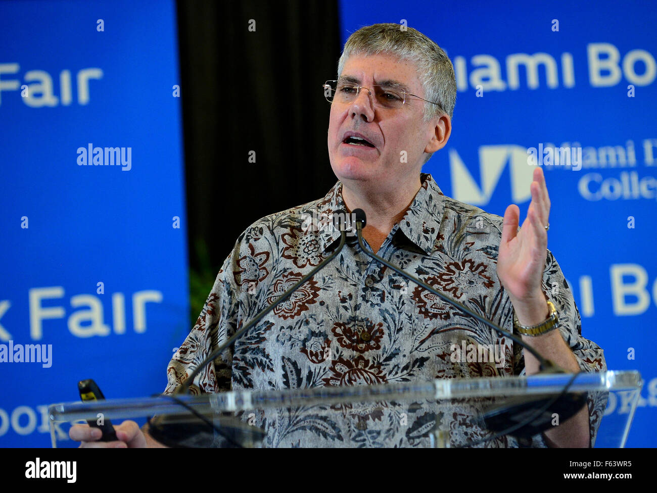 Rick Riordan spricht am Miami Dade College über sein neues Buch "Magnus Chase und die Götter von Asgard, Buch 1: The Sword of Summer" vor vollem Haus präsentiert von Bücher & Bücher in Zusammenarbeit mit dem Zentrum für Literatur & schreiben Featuring: Rick Riordan W Stockfoto