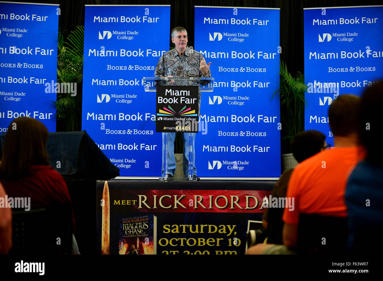 Rick Riordan spricht am Miami Dade College über sein neues Buch "Magnus Chase und die Götter von Asgard, Buch 1: The Sword of Summer" vor vollem Haus präsentiert von Bücher & Bücher in Zusammenarbeit mit dem Zentrum für Literatur & schreiben Featuring: Rick Riordan W Stockfoto