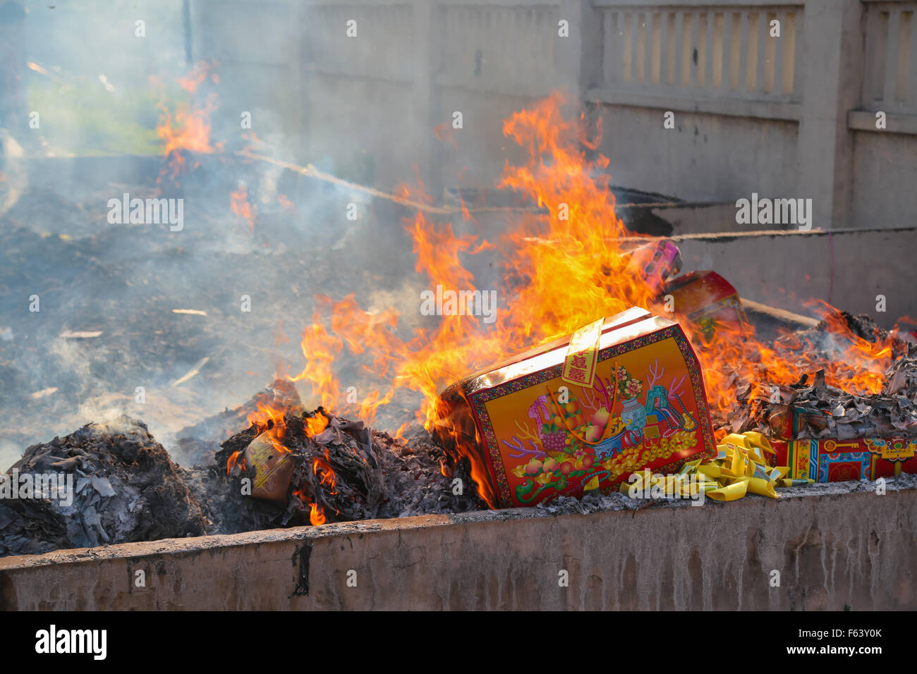 Chinesische Vorfahren Angebote brennen in einem öffentlichen Ofen auf Kwong Tong Friedhof, Kuala Lumpur, Malaysia geschwungenen tagsüber Grab. Stockfoto