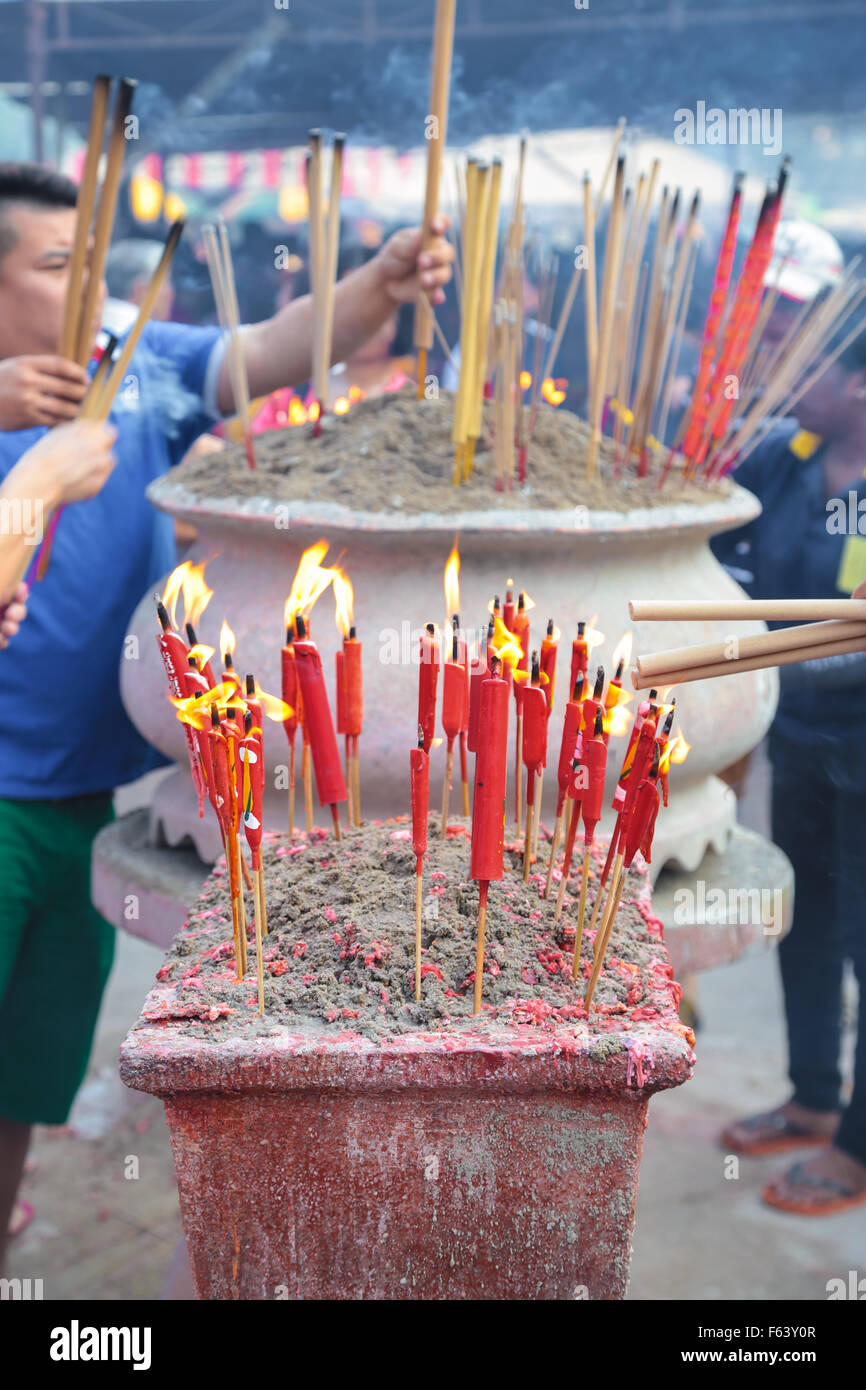 Chinesen setzen Räucherstäbchen und Kerzen in Weihrauch Ofen während des Qingming oder Grab Tag fegen. Stockfoto