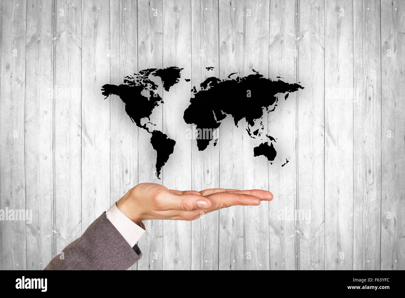 Schwarze Karte an der grauen Wand Holz Stockfoto