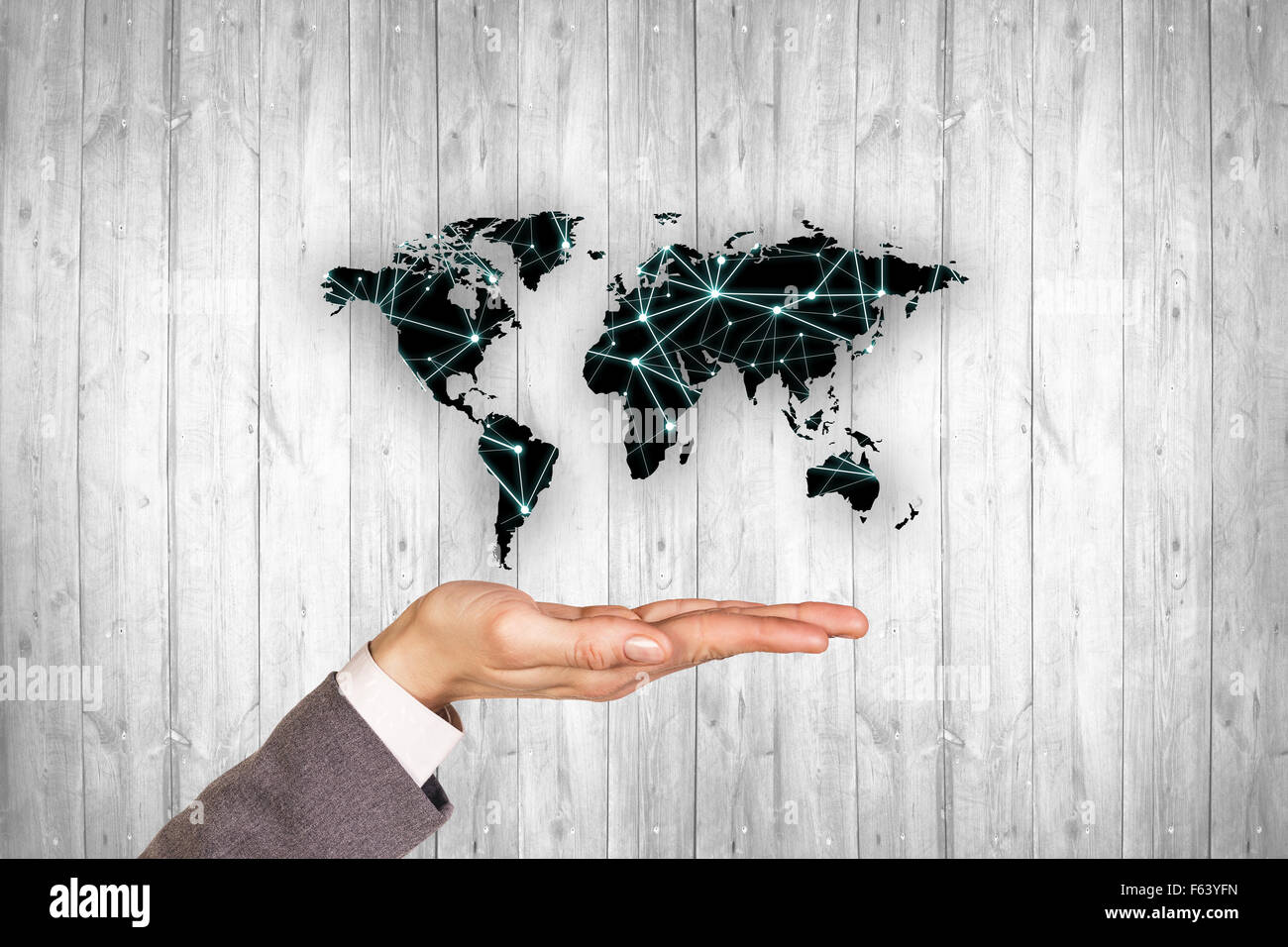 Schwarze Karte an der grauen Wand Holz Stockfoto