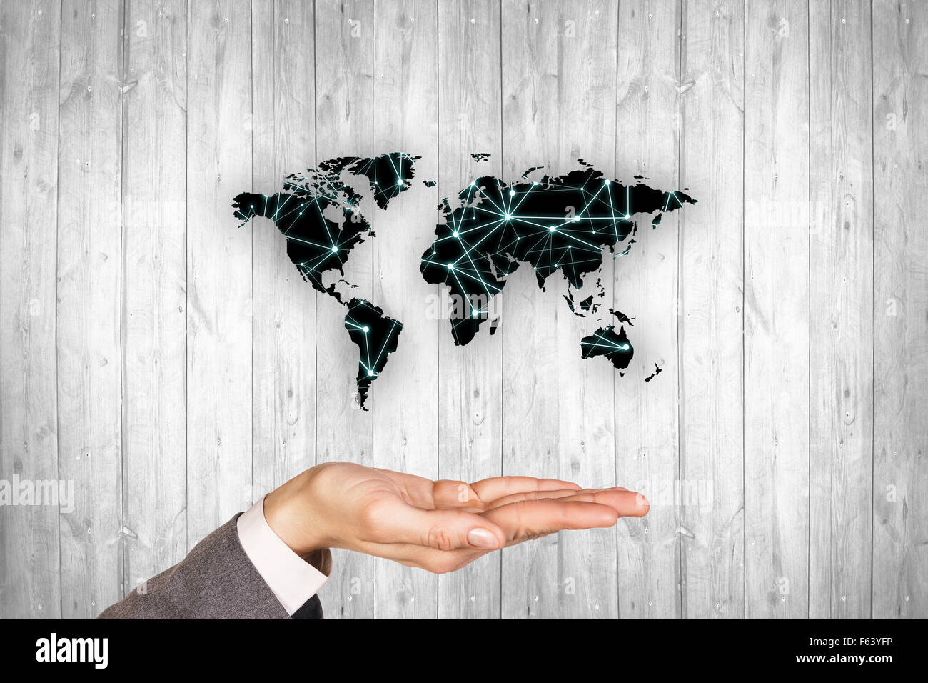 Schwarze Karte an der grauen Wand Holz Stockfoto