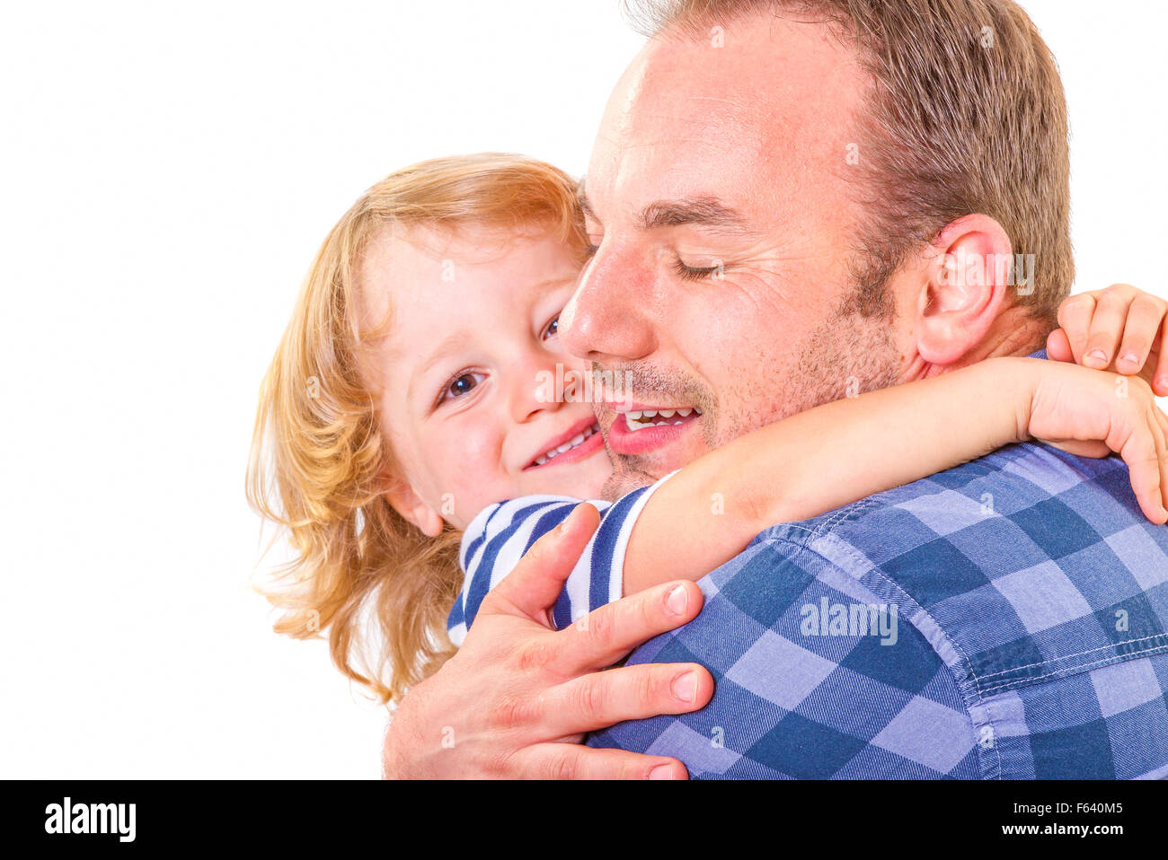 Vater umarmt seinen kleinen Sohn mit Liebe auf weißem Hintergrund Stockfoto