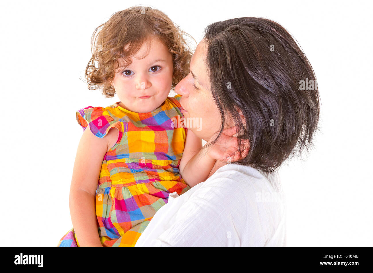 Mutter lehrt Disziplin ihrer kleinen Tochter auf weißem Hintergrund Stockfoto