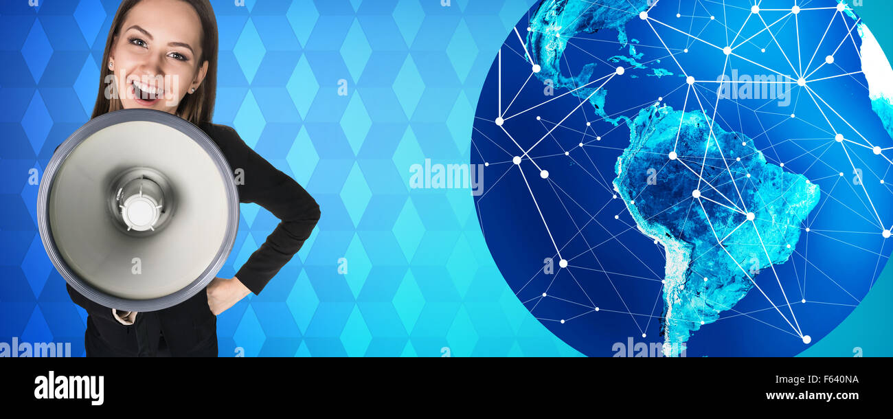 Frau mit Megaphon steht in der Nähe von großen Erde Stockfoto