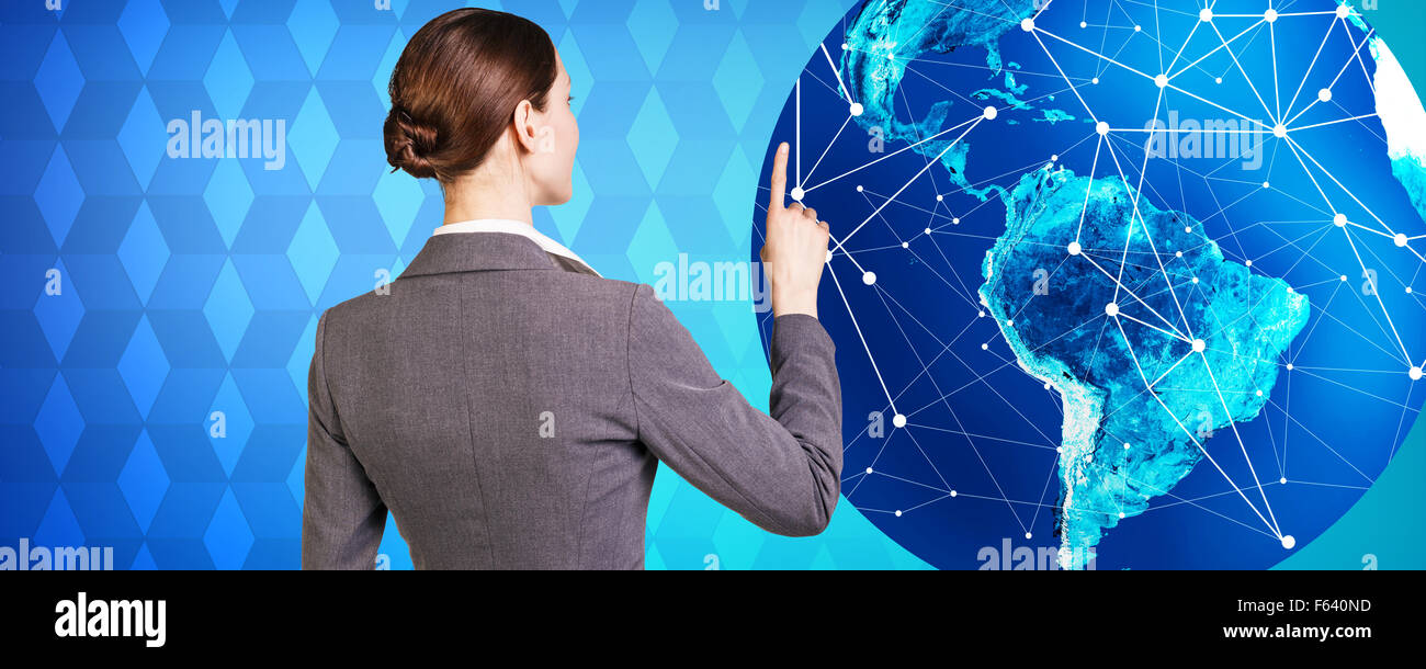 Frau steht in der Nähe von großen Erde Stockfoto