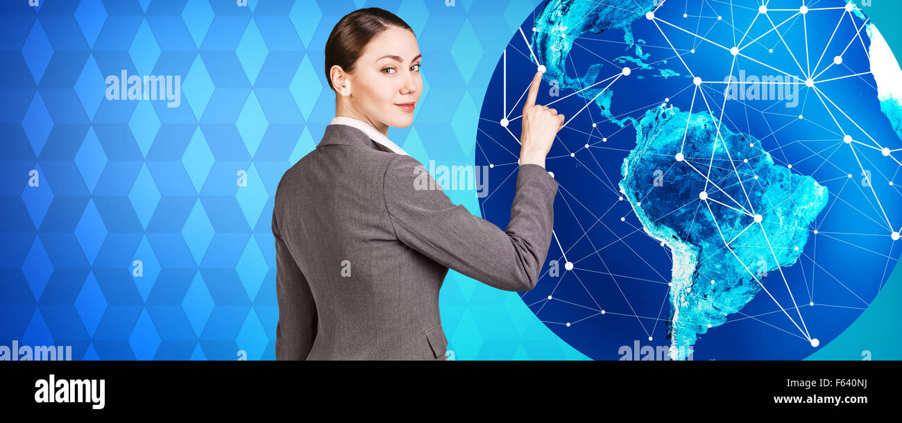 Frau steht in der Nähe von großen Erde Stockfoto