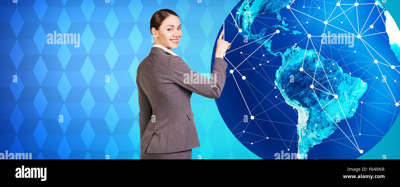 Frau steht in der Nähe von großen Erde Stockfoto