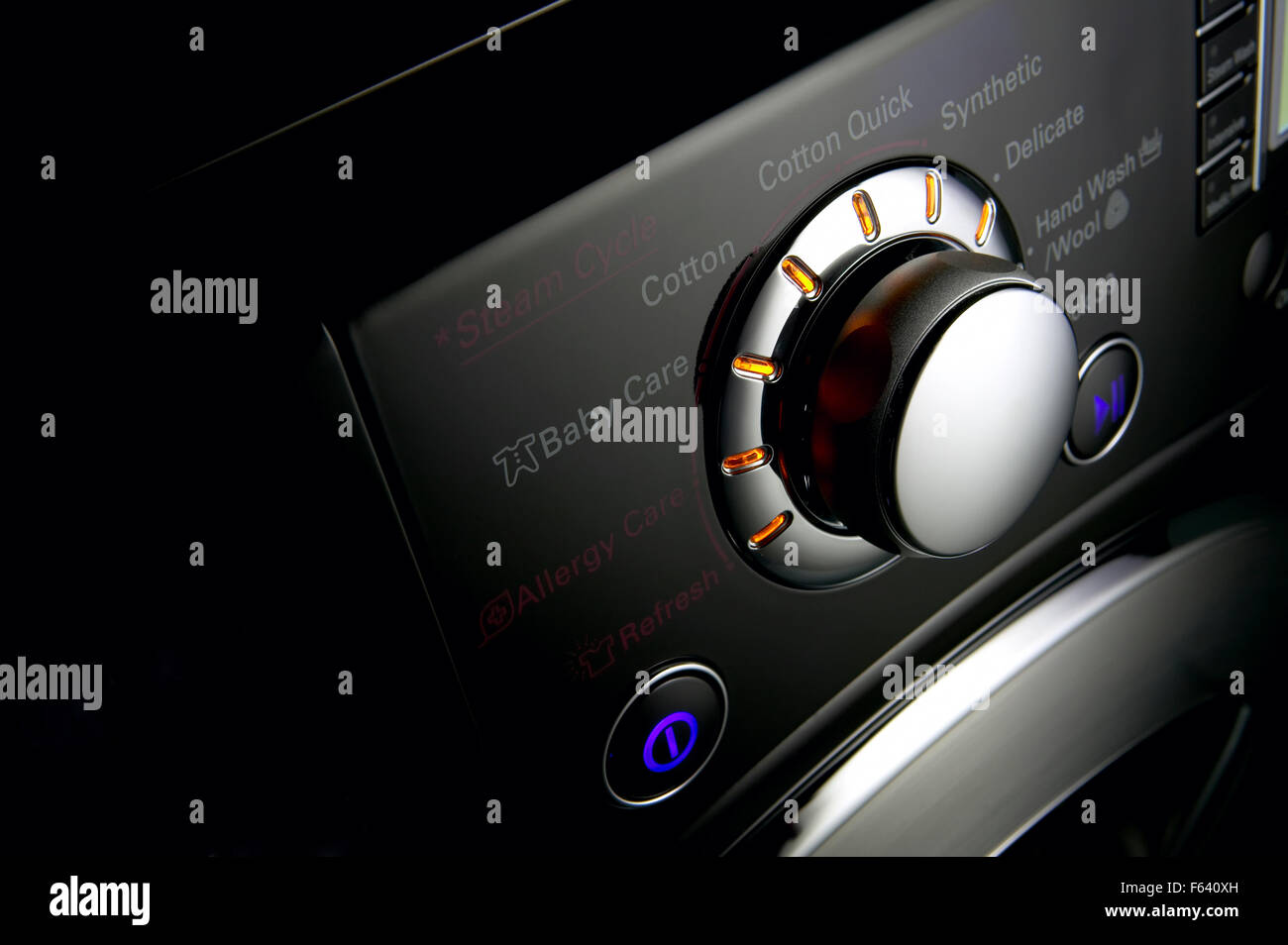 Nahaufnahme von einem modernen Waschmaschine Bedienfeld, mit Timer und Optionen zurückhaltend auf schwarzem Hintergrund Stockfoto