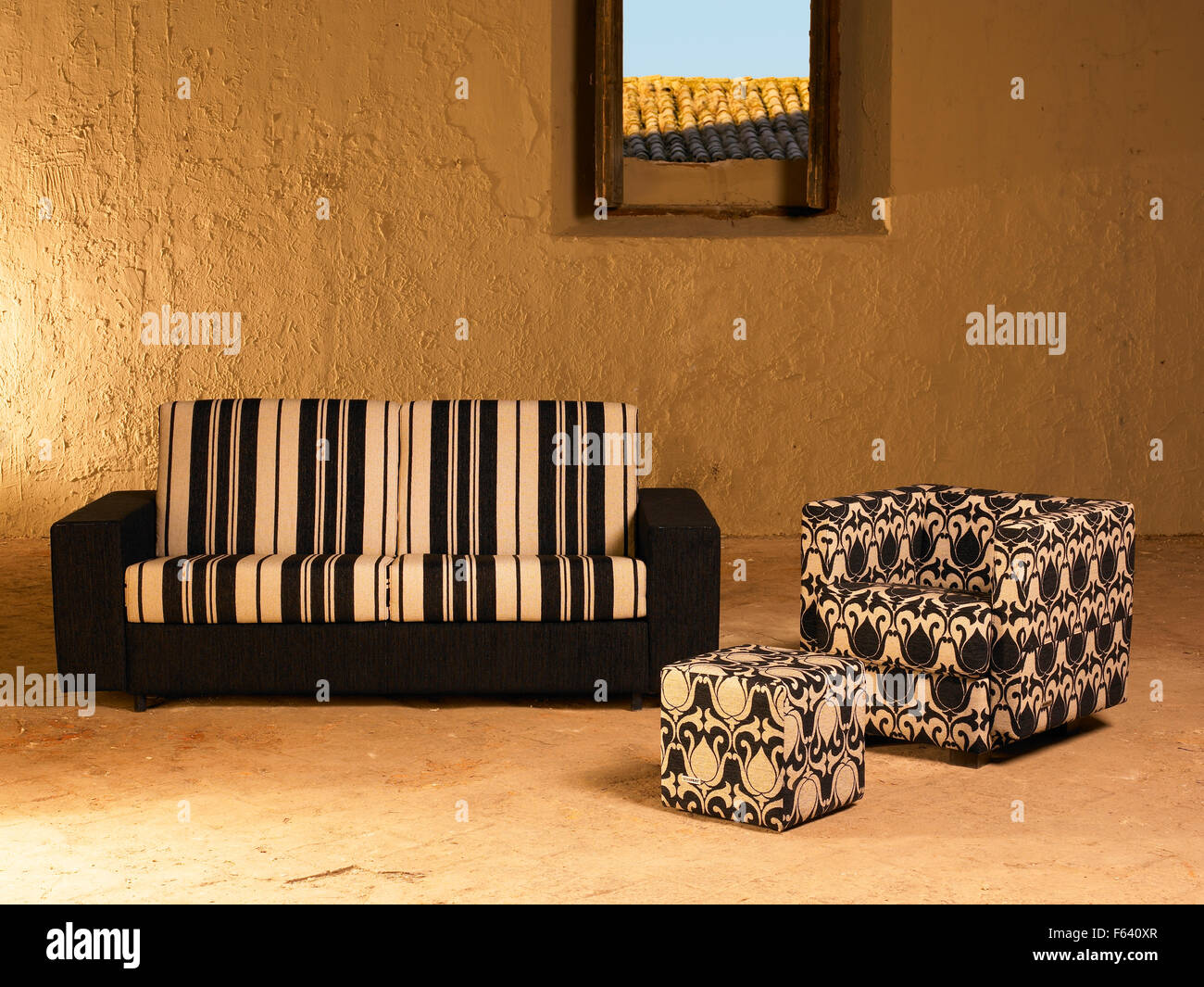 Haushalt Elemente in einem großen leeren Innenraum mit offenen Fenster Stockfoto