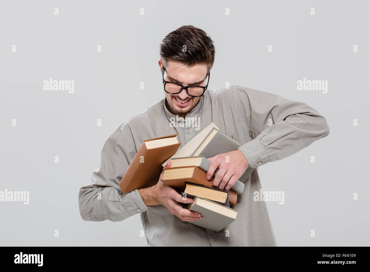 Unconfident hübsche Studentin in Gläser Droping Bücher Stockfoto