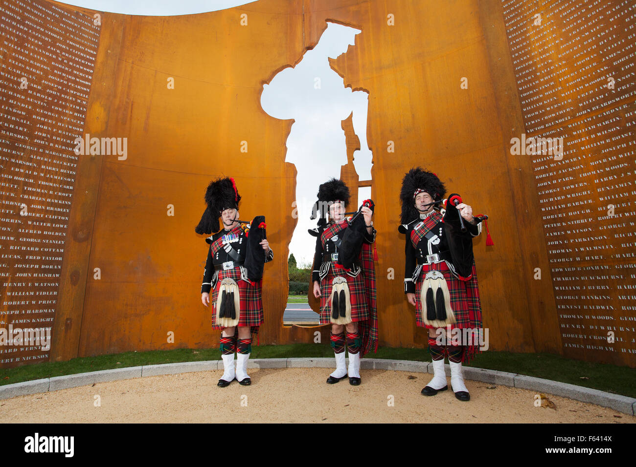 Neuer Erster Weltkrieg 1 Memorial in Lostock Hall, Preston, Lancashire, 11. November 2015. Preston schottischen Pipe Band Mitglieder zum Gedenken an den Ersten Weltkrieg (1914-1918) Die 40 ft Denkmal, eine Skulptur mit der Darstellung eines Ersten Weltkrieg Soldat ist neue Kriegerdenkmal zum Gedenken an mehr als 600 gefallenen Soldaten von South Ribble. Die rostiges Metall graviert Krieg Struktur wurde in einer Feierstunde am Armistice Day mit Mitgliedern der gefallenen Soldaten Familien geöffnet eingeladen. Stockfoto