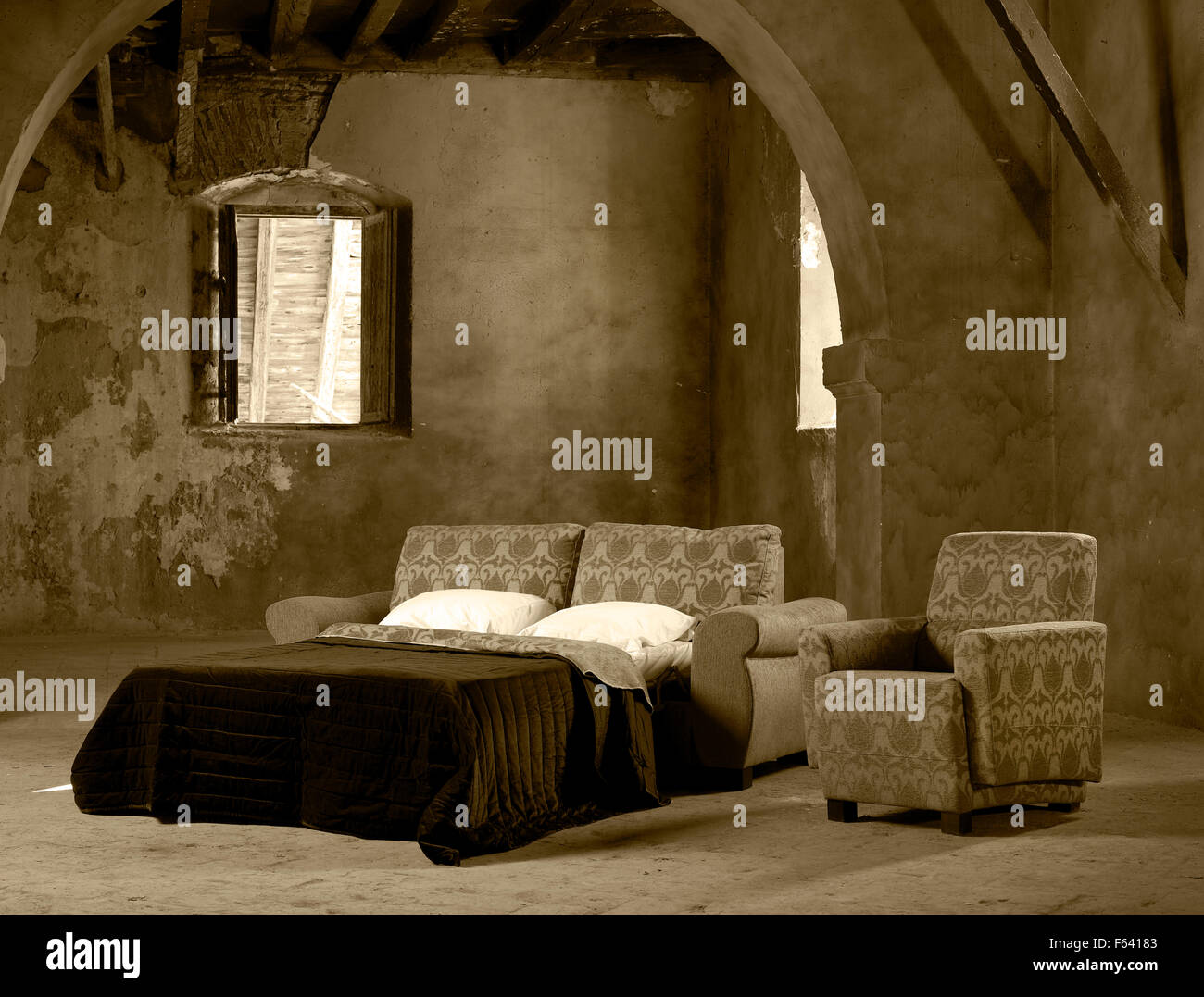 Haushalt Elemente Sofa und Sessel in einem großen leeren Innenraum mit geöffneten Fenstern Stockfoto