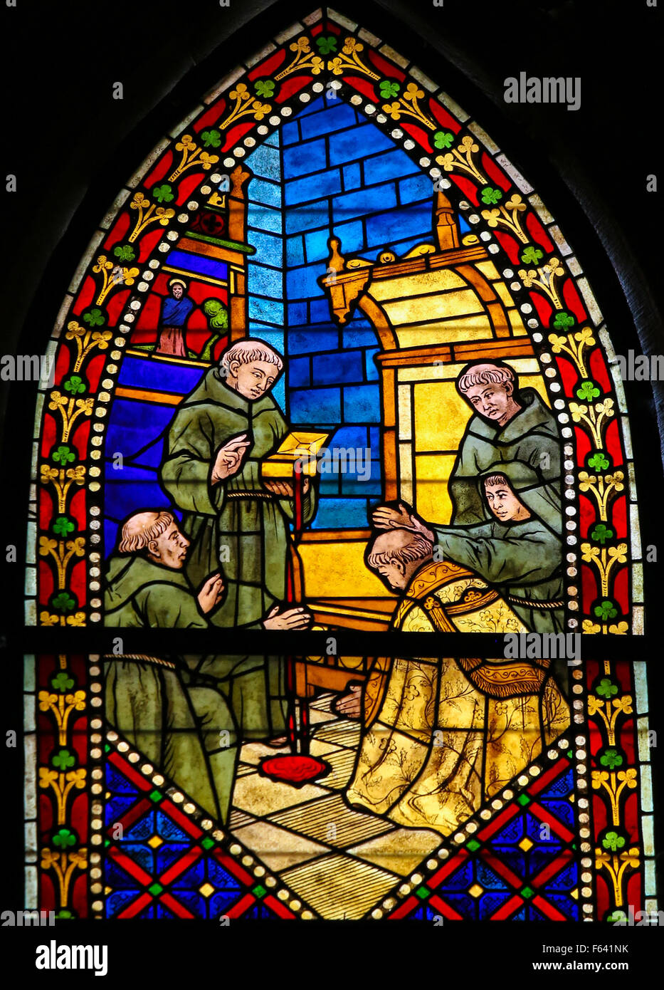Glasmalerei-Fenster Darstellung ein Heiligen mit einer Box, die das Blut Christi in der Kathedrale von Leon undicht Stockfoto