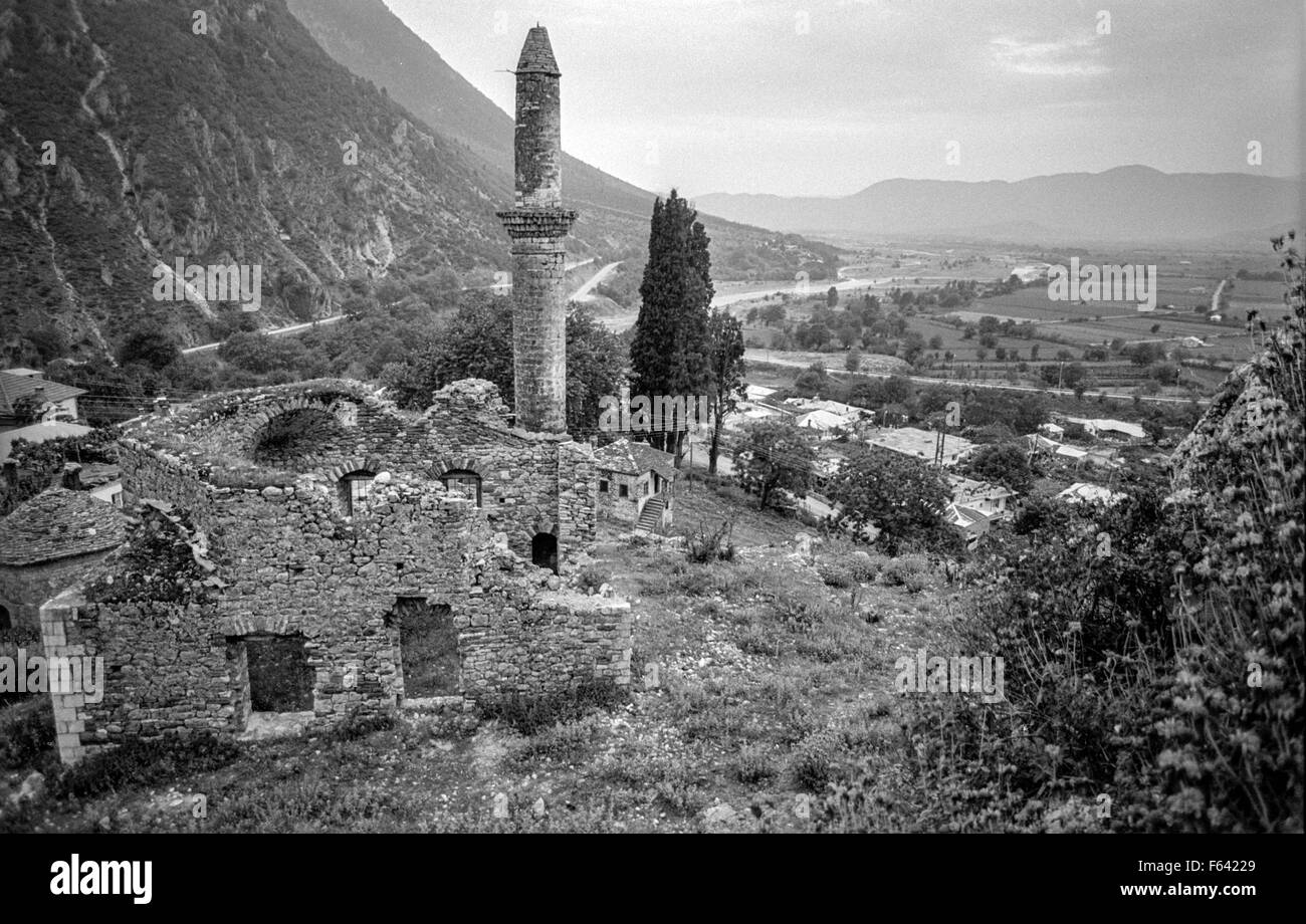 Ein Blick über das Tal bei Konitsa / Κόνιτσα, Epirus, Nordgriechenland.  Bild von 1993. Stockfoto