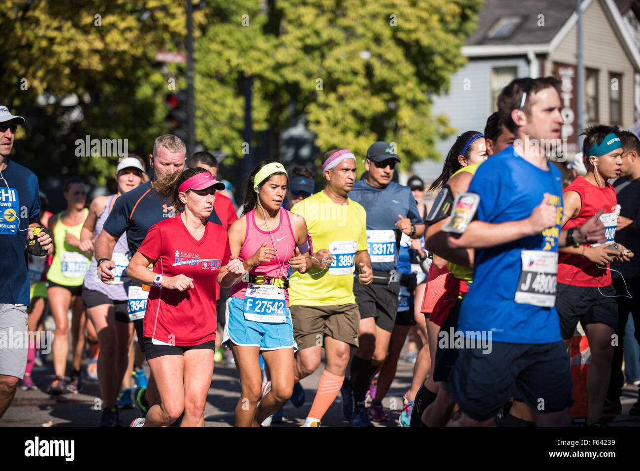 Teilnehmer an der Bank of America Chicago Marathon heruntergekommen North Avenue am 11. Oktober 2015. Stockfoto