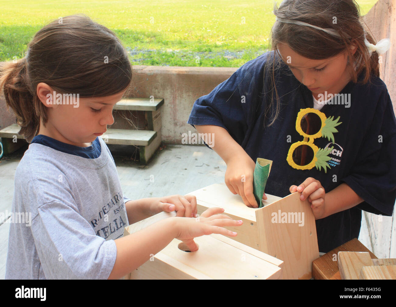 Mädchen an einem Projekt arbeiten. Stockfoto