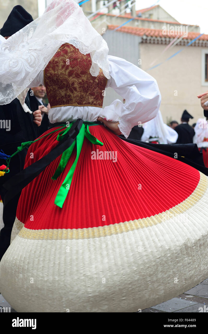 Sardische Mädchen in traditioneller Kleidung während Karneval feiern, Seneghe, Sardinien, Italien, Europa Stockfoto