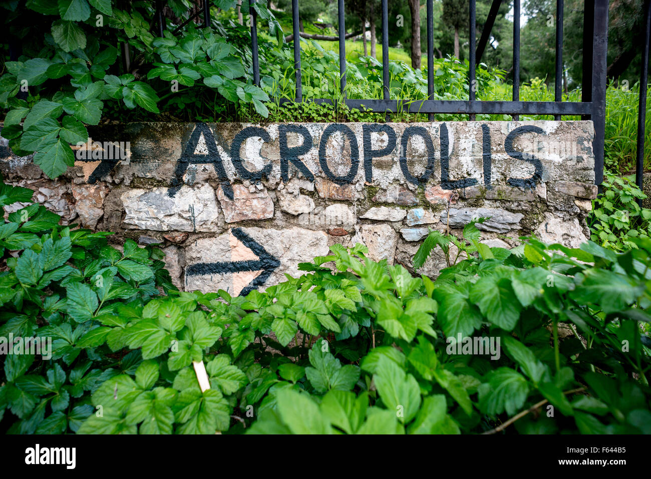 Wegweiser zur Akropolis in Athen, Griechenland. Stockfoto