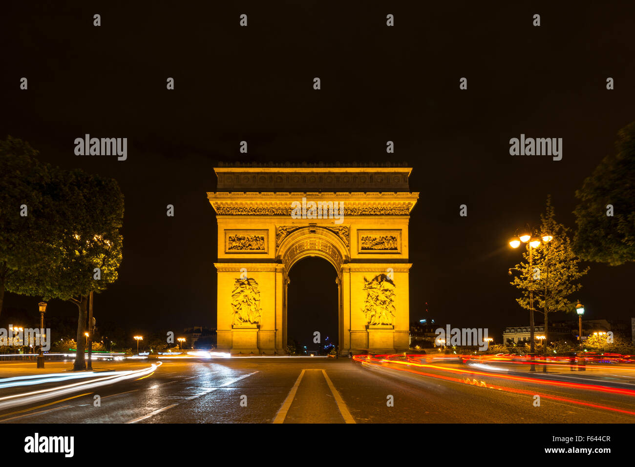 Triumphbogen, Arc de Triomphe nachts, Spuren des Lichts, Place Charles de Gaulle, Paris, Ile de France, Frankreich Stockfoto