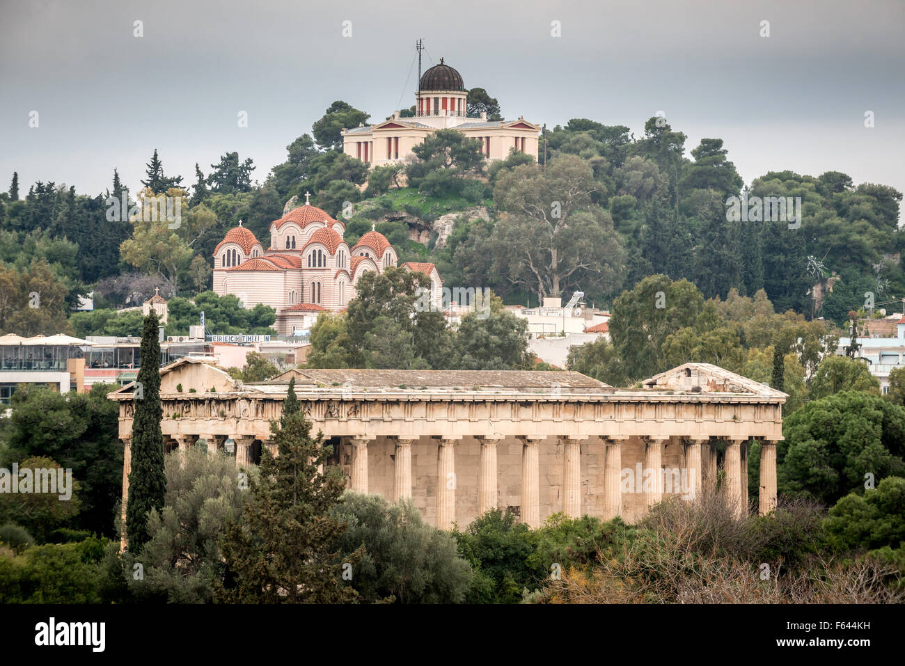 Der Tempel des Hephaistos und Kirchen in Athen, Griechenland. Stockfoto