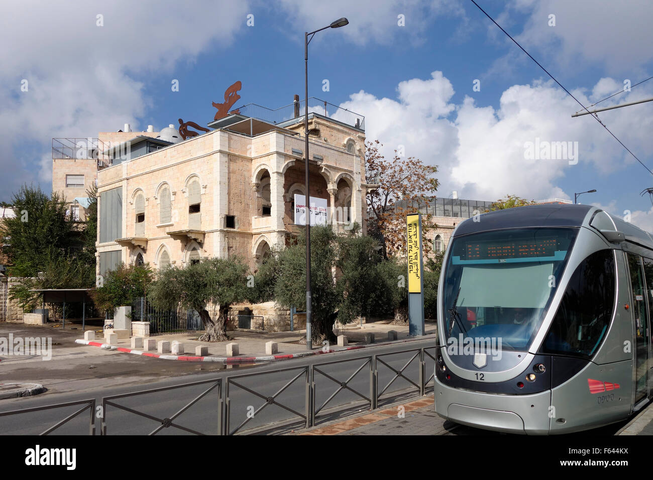 Die Jerusalem Jerusalem, Stadtbahn oder Straßenbahn Vergangenheit durch das Museum auf der Naht im Hause der Familie des ursprünglichen Architekten untergebracht, Andoni Baramki, einen palästinensischen arabischen, deren Eigentum durch Israel nach 1948 angeeignet wurde Stockfoto