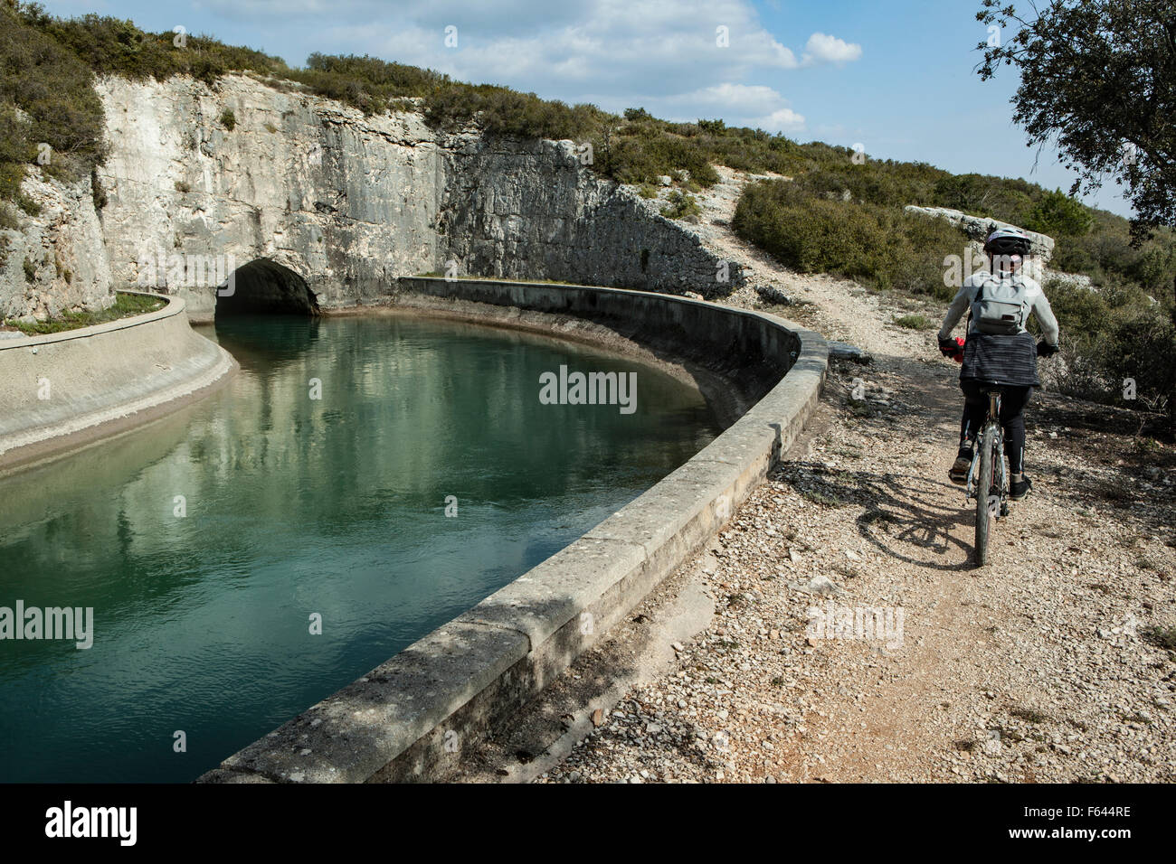 Radfahren entlang der Canal de Provence, in Richtung Roquefavour Stockfoto