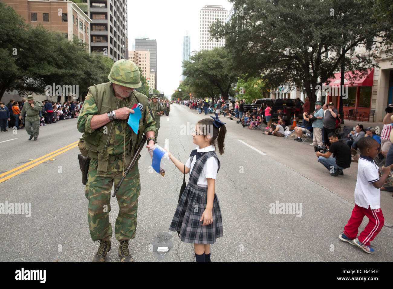 Grundschule im Alter von Kindern geben Sie handgemachte Karten zum Militärveteranen während der Veteran-Day-parade Stockfoto