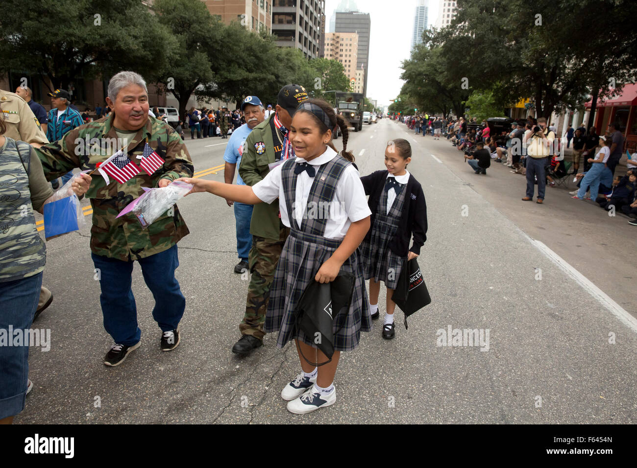 Grundschule im Alter von Kindern geben Sie handgemachte Karten zum Militärveteranen während der Veteran-Day-parade Stockfoto