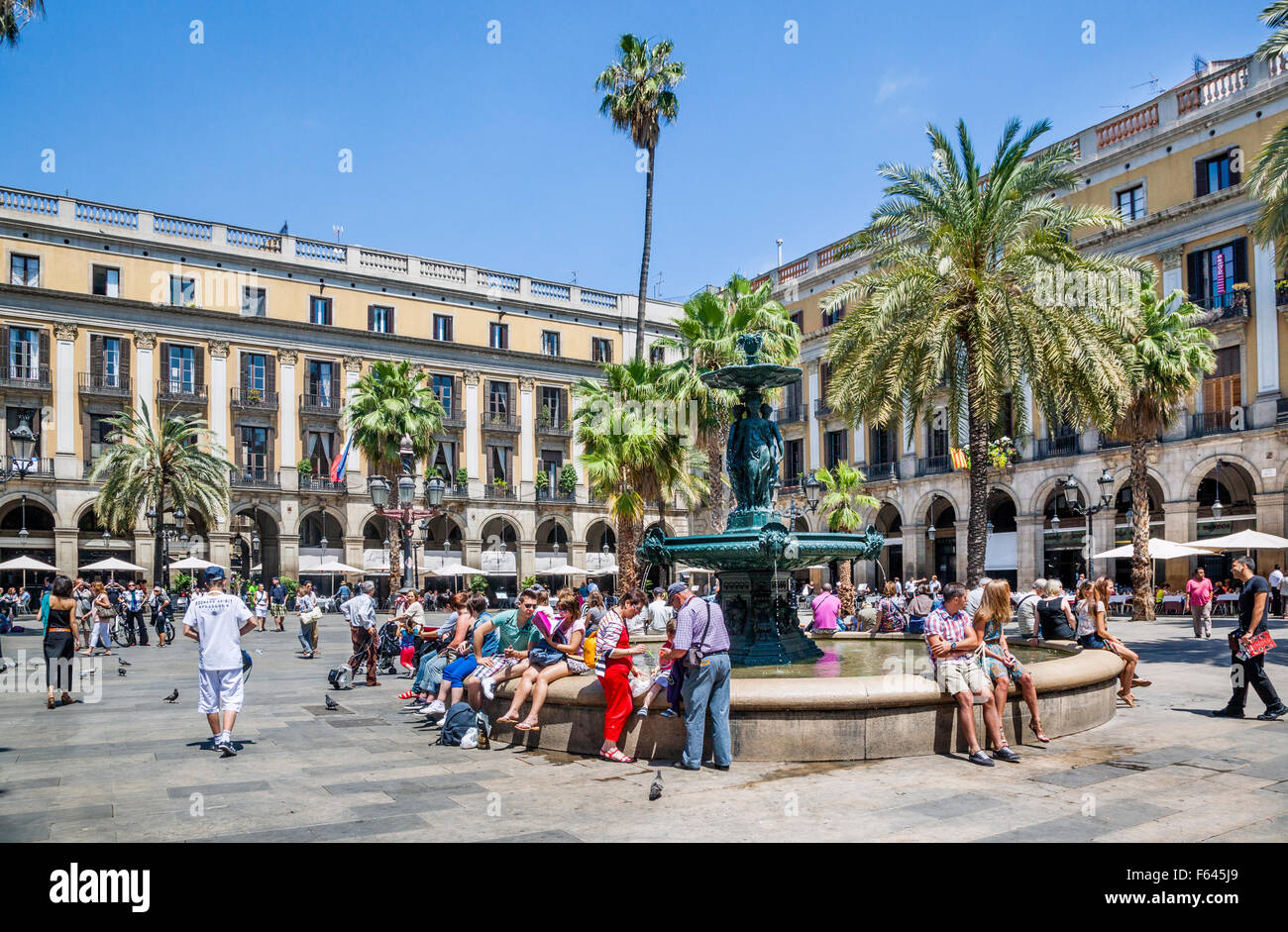 Spanien, Katalonien, Barcelona, Barri Góthic, Brunnen am Placa Reial, ein beliebter Treffpunkt und Ort im freien Stockfoto