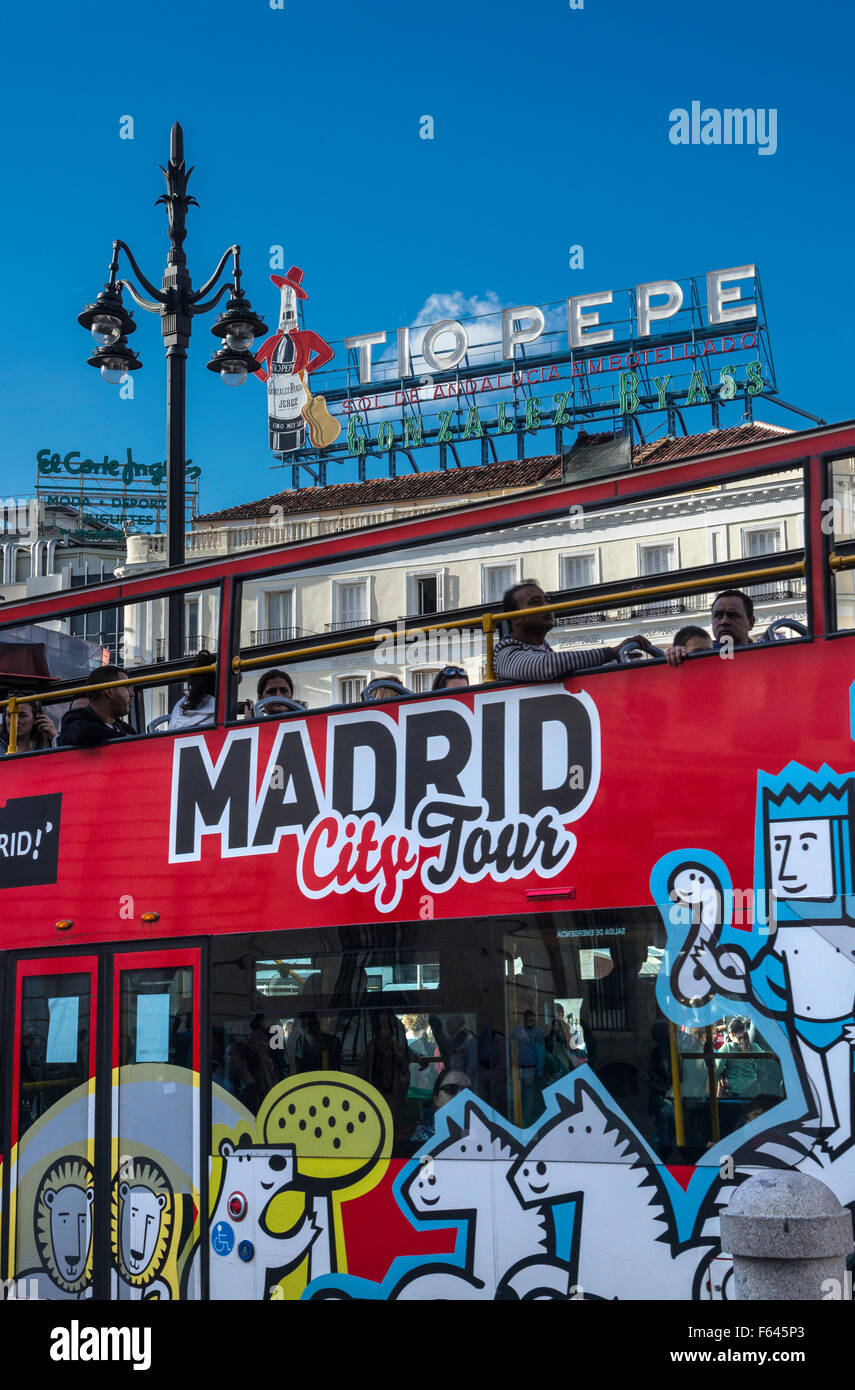 Madrid City Tourbus geht unter die Tio Pepe Werbeschild an der Puerta del Sol, Madrid, Spanien. Stockfoto
