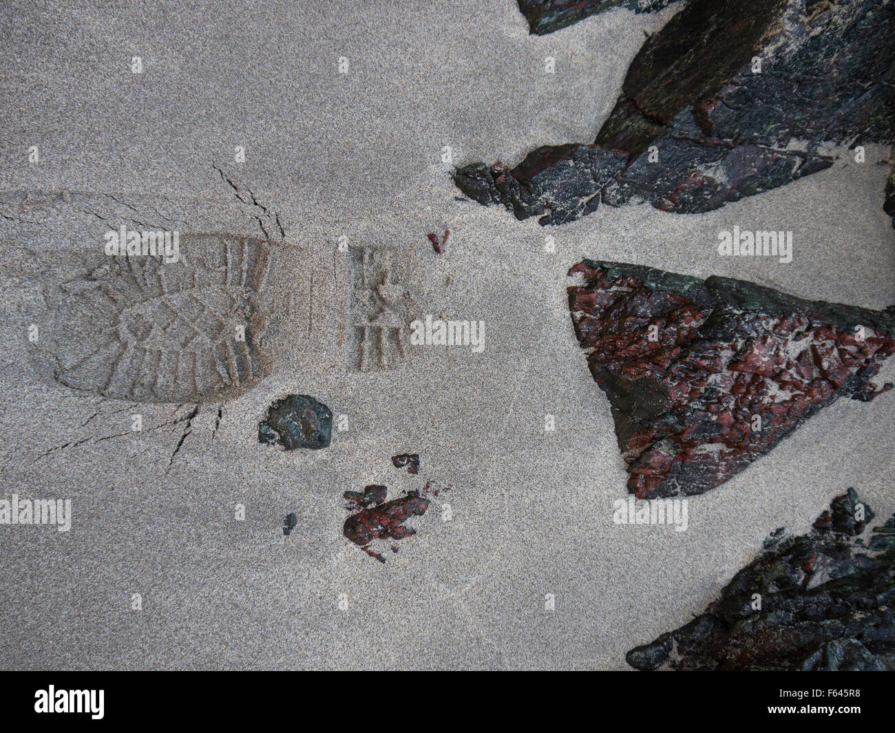 Fußabdruck im Sand mit Sand / Rock Hintergrund Stockfoto
