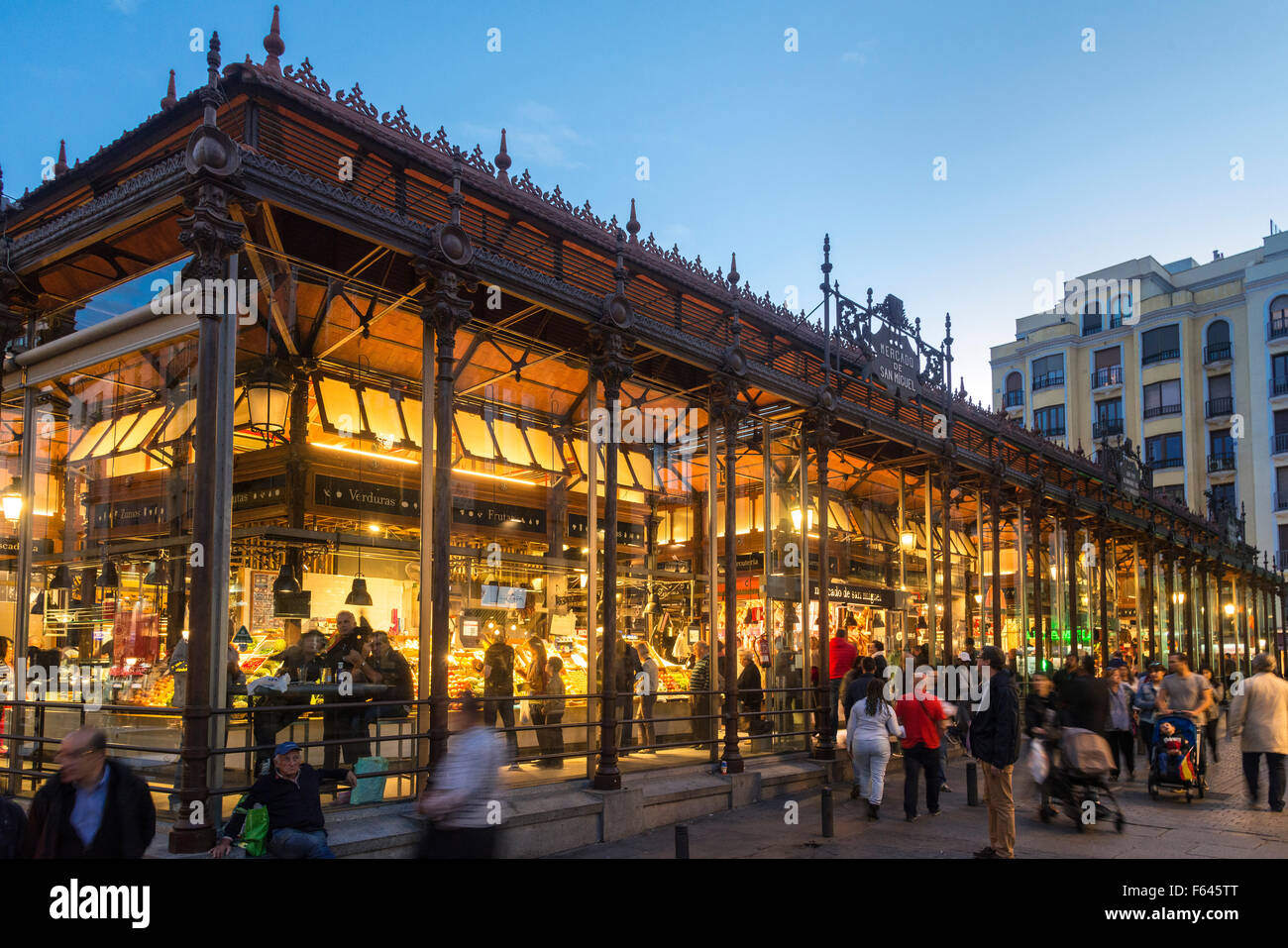 Am frühen Abend an der Mercado de San Miguel, direkt an der Plaza Mayor, Madrid, Spanien Stockfoto