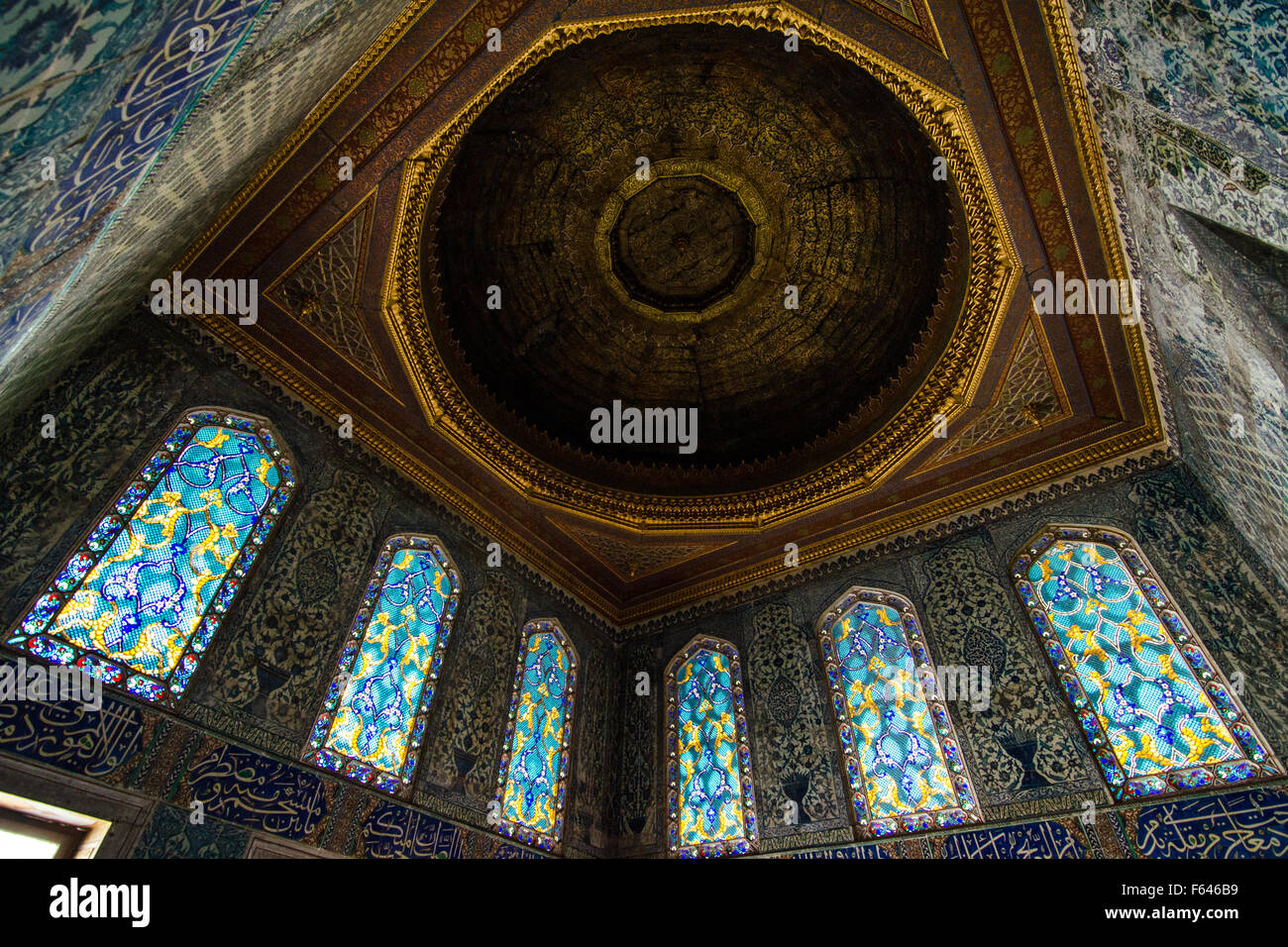 Historisches Interieur mit aufwändigen Fliesen und Buntglasfenstern in einem traditionellen Gebäude Stockfoto