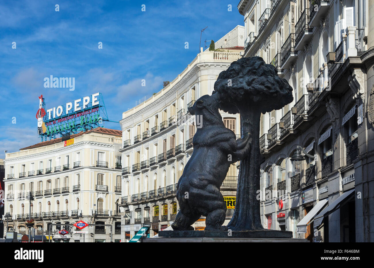 Die Statue der Bär und der Madroño Baum, das heraldische Symbol der Madrid, Puerta del Sol, Madrid, Spanien. Stockfoto