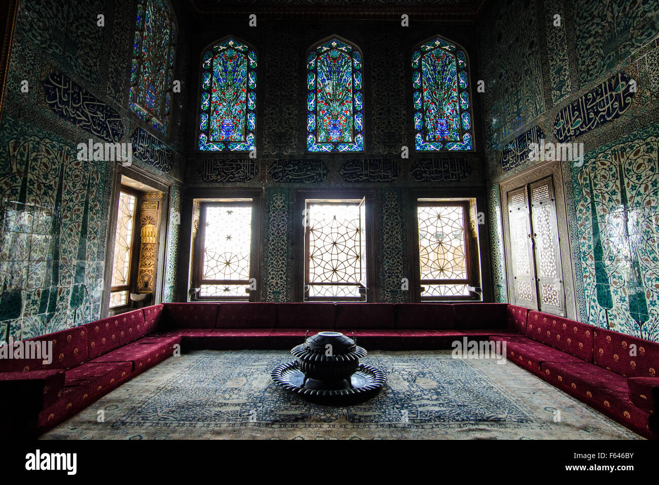 Historisches Interieur mit aufwändigen Fliesen und Buntglasfenstern in einem traditionellen Gebäude Stockfoto