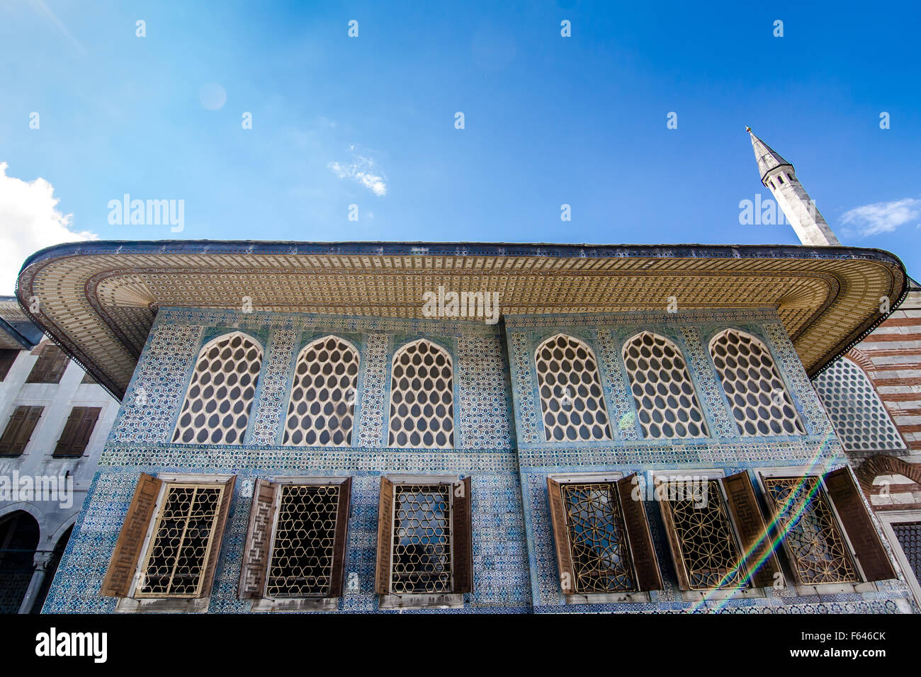 Historische Architektur einer Moschee mit komplizierten Fliesen am sonnigen Himmel Stockfoto