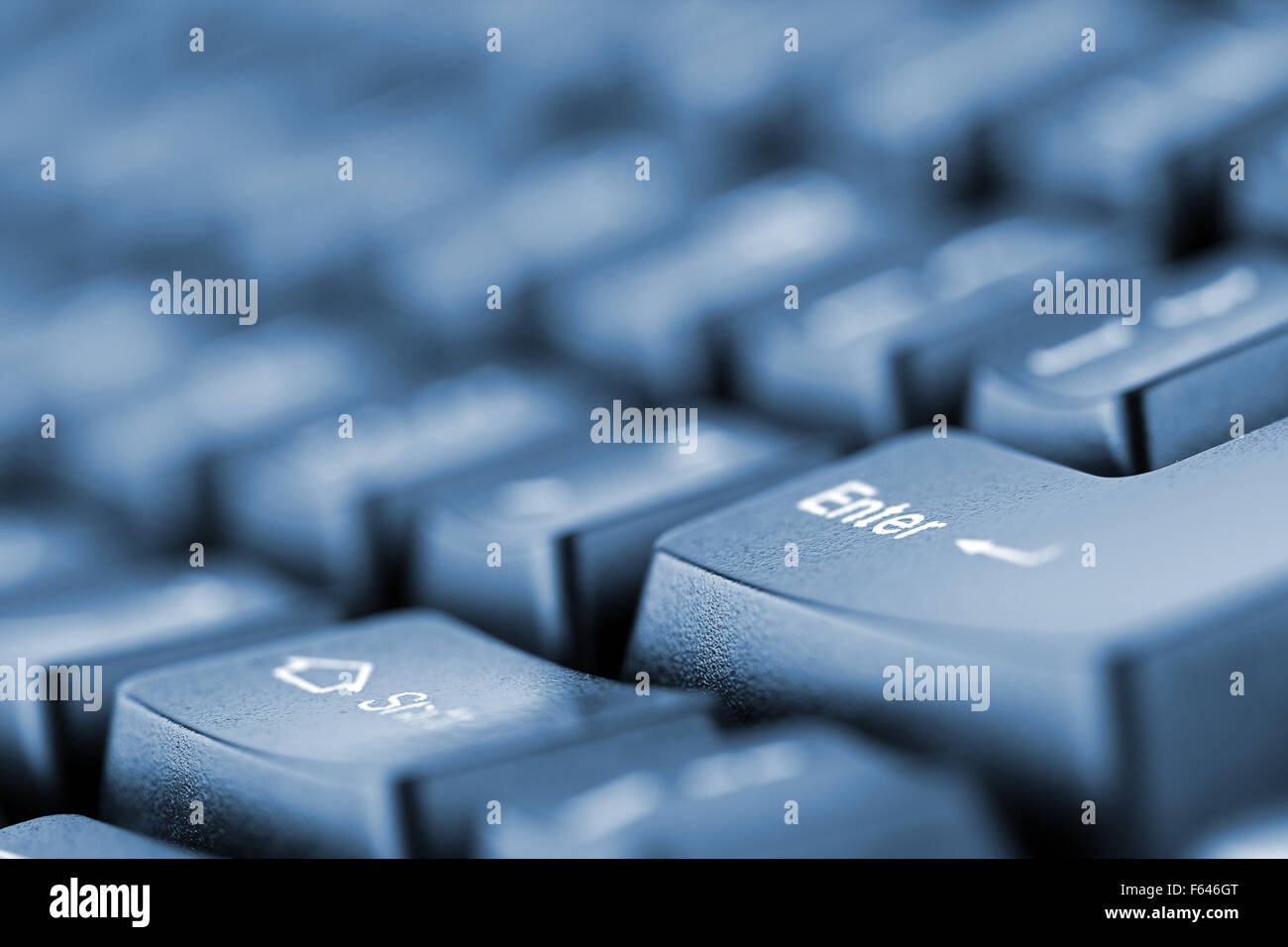 Nahaufnahme der Computer-Tastatur. In blau getönt Stockfoto