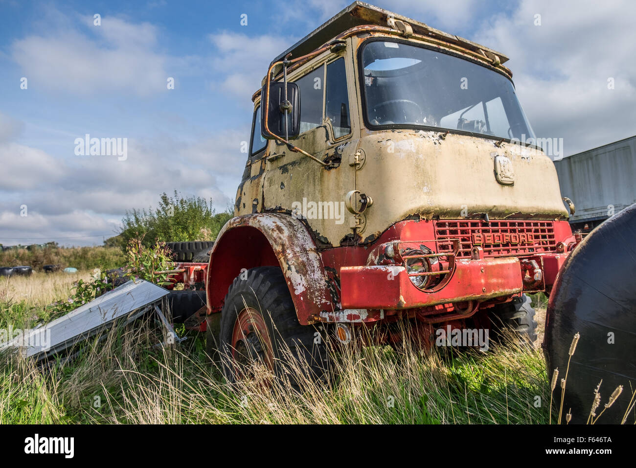 Das Radhaus von einem verlassenen Bedford Lkw links wenn ein Bauern-Feld zu Fäulnis und Rost entfernt, Stockfoto