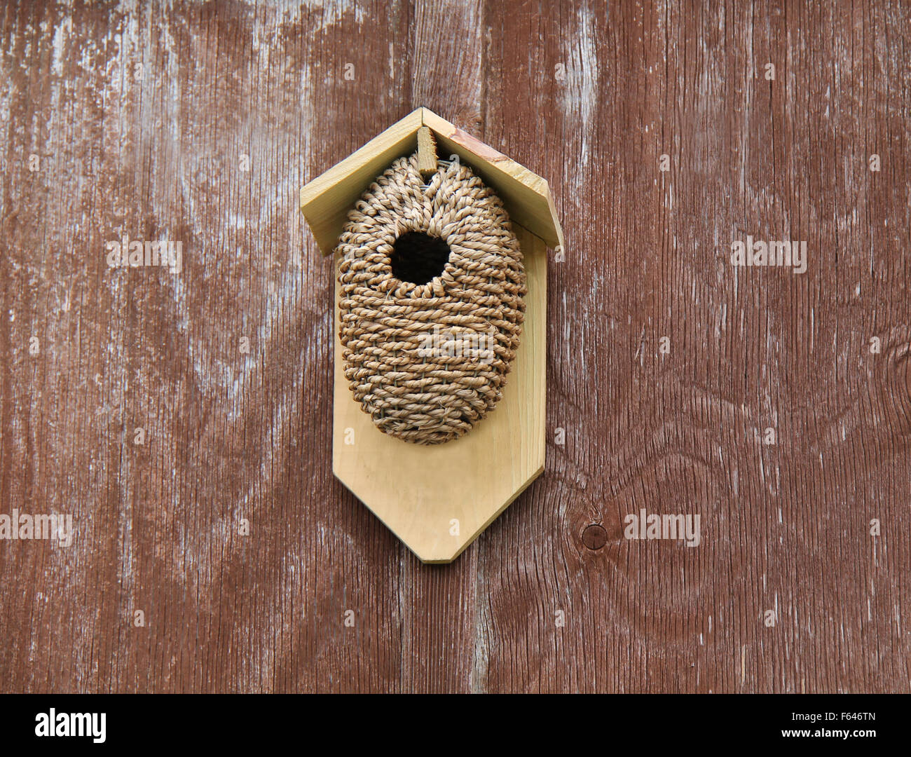 Eine rustikale Vogel-Kasten aus Holz und Seil gemacht. Stockfoto