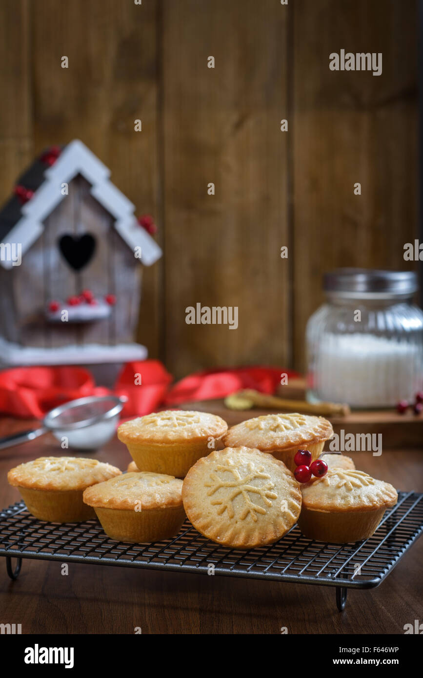 Backen zu Weihnachten mit Mince Pies auf Kuchengitter Stockfoto